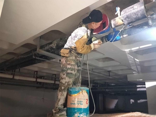 當供熱管道或暖氣片漏水時，應采取哪些措施？